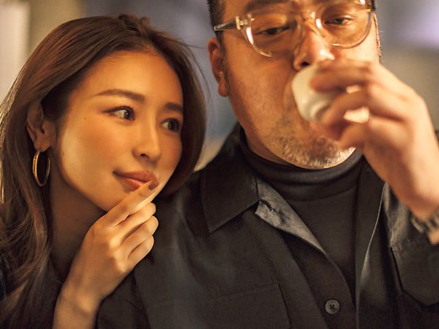 野性爆弾・くっきー！が三宿の酒場で美女と密会中の現場をキャッチ！彼女に見せた素顔とは Peachy