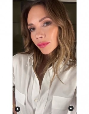 49�Ф�����������˲�²�Ǥ��ˤ������������ȥꥢ���٥å��ࡣ�ʤ��ʤ������ʤ��������ȥꥢ�ξд�μ̿�������������Ũ�ʥ��ޥ���ס֤�äȾФ��Ȥ����򸫤뤳�Ȥ��Ǥ����פȥե�����֡ʲ����ϡ�Victoria Beckham��2022ǯ11��19����Instagram��Set your alarm�ġס٤Υ����꡼�󥷥�åȡ�