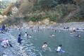 仙人風呂を楽しむ入浴客ら=和歌山県田辺市本宮町の川湯温泉で2021年12月5日午前11時7分、竹内之浩撮影
