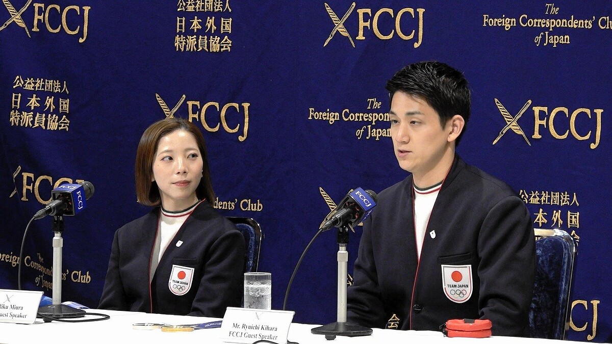 日本外国特派員協会で会見を行ったりくりゅうペアの木原龍一（右）と三浦璃来