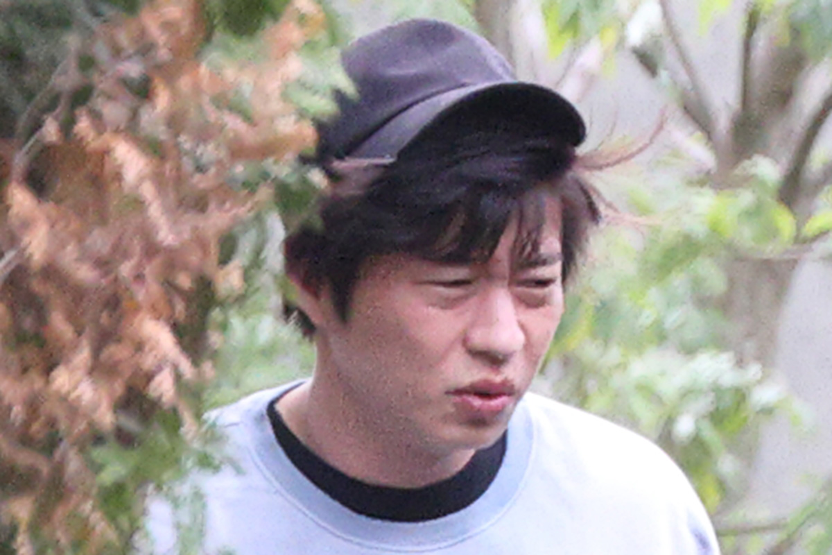  23年4月、むくんだ顔で仕事に向かう田中圭（写真：本誌写真部） 