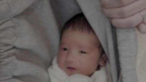 赤ちゃんはスリングにすっぽり（画像はphotoAC）