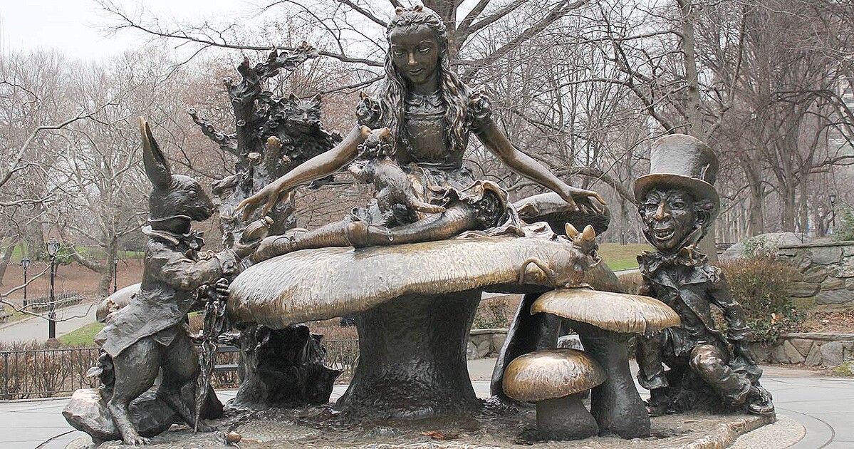 米ニューヨークの「不思議の国のアリス」ブロンズ像　Photo:PIXTA