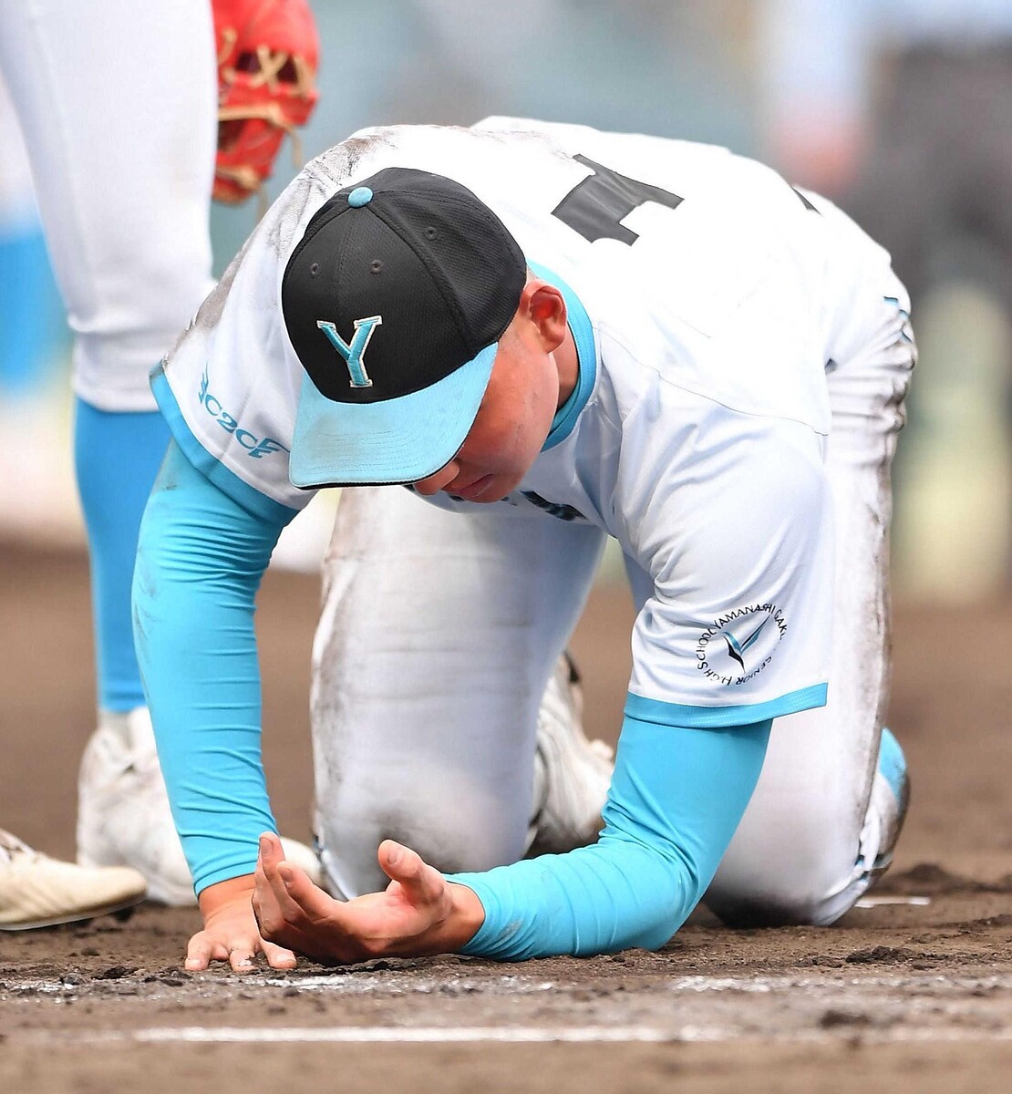 捕球する際に左手を痛めた山梨学院・菰田＝２２日