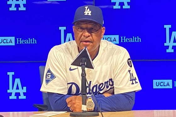 取材に応じるドジャースのデーブ・ロバーツ監督【写真:真柴健】