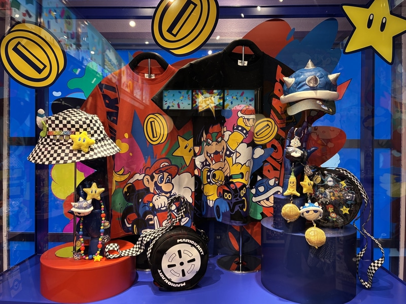 USJ、「マリオ」スターやクッパにトゲゾーこうらなど25周年パレードグッズ展開! 撮り下ろしをお届けシールやぬいぐるみにミニチュアなど盛沢山
