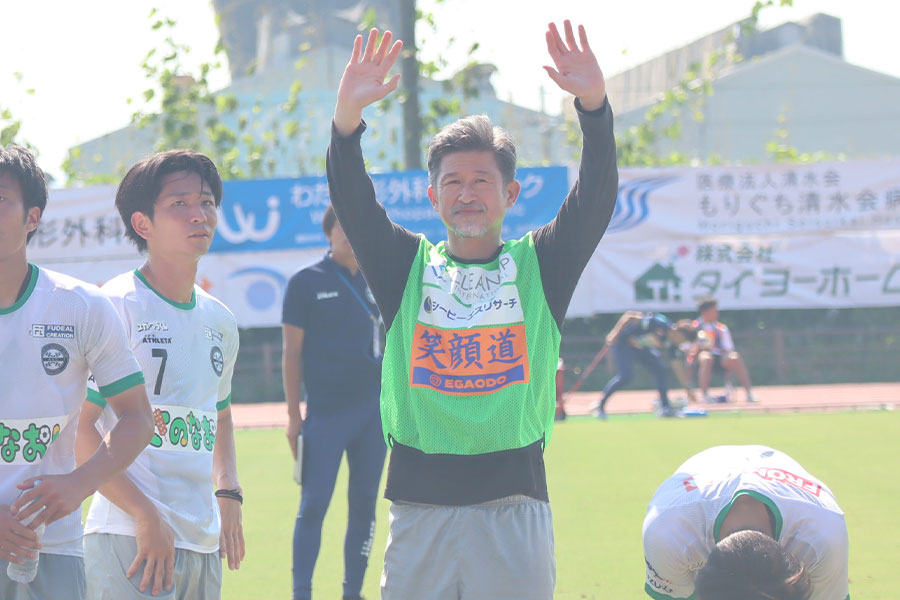 5試合連続のベンチ入りを果たした三浦知良【写真：荻島弘一】