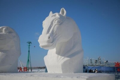 ハルビンの松花江氷雪カーニバルに「十二生肖獣首」の雪像が登場―中国