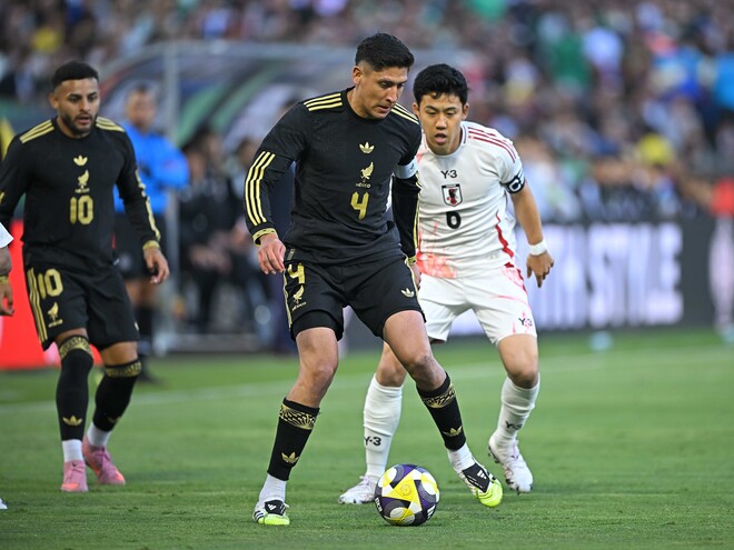 32分に途中交代となったアルバレス。写真:金子拓弥(サッカーダイジェスト写真部/現地特派)