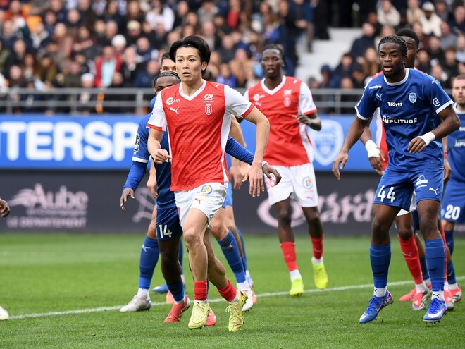 トロワ戦に左サイドハーフで先発した中村。（C）Getty Images