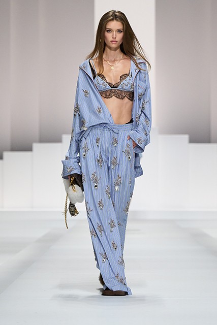 DOLCE&GABBANAがミラノで発表した2026年春夏コレクション テーマは「PJ」