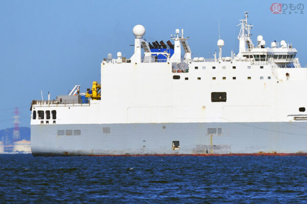 2023年7月28日、横須賀沖に停泊していたアメリカ海軍の特殊作戦支援母船「オーシャン・トレーダー」（深水千翔撮影）。