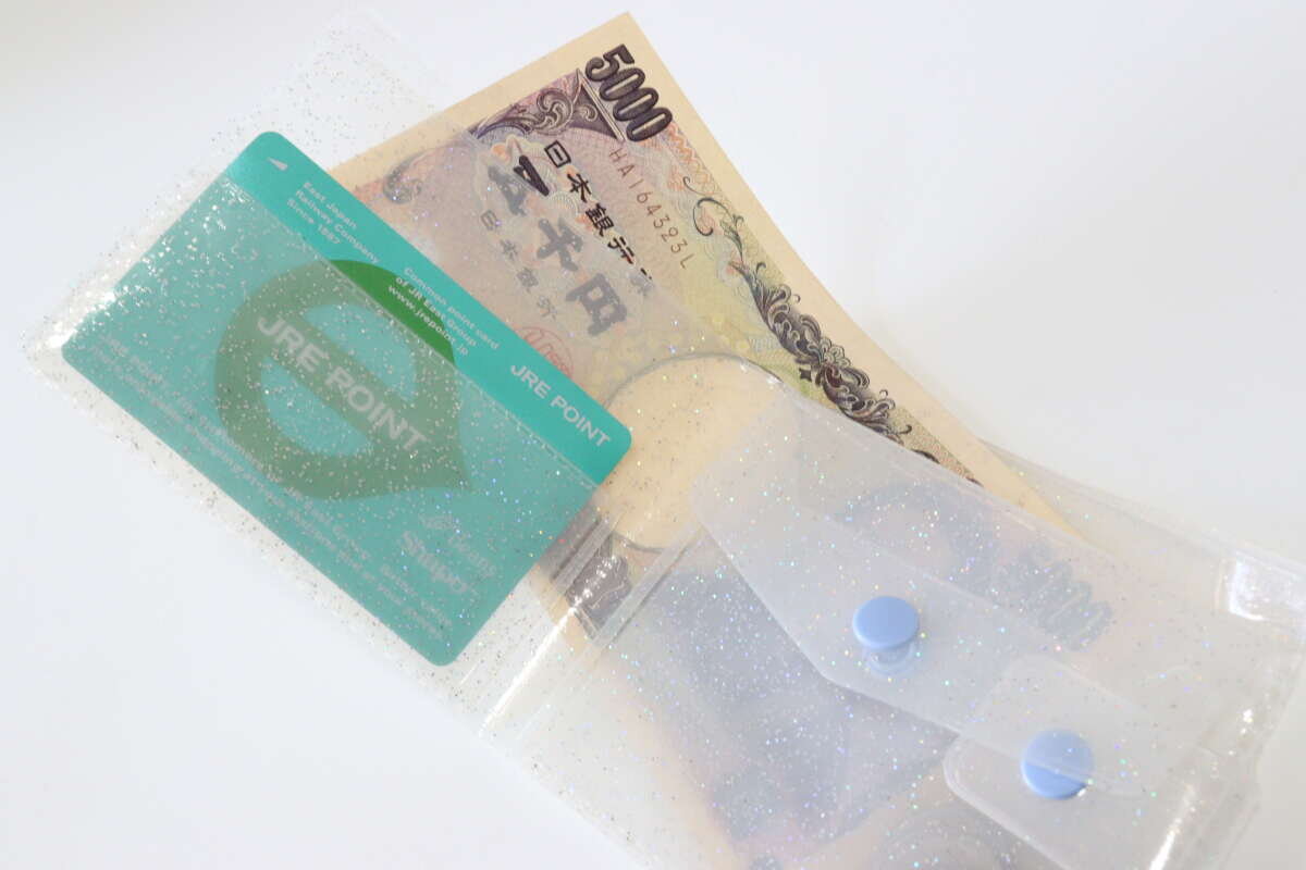 ポーチよりこっちのが便利じゃん...！＋100円課金する価値あり！100均クリア財布 - ライブドアニュース
