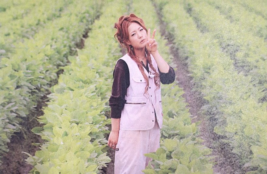 24歳で農業の未来を託された「ギャル農家」 トラクターに“つけま