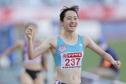 �ե��˥å���ľ���3�̤Ǿд��餫����20�С��߸������ڼ̿�������δ�ˡ�