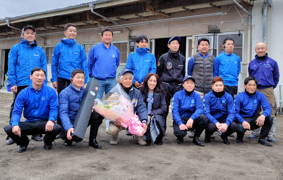 厩舎スタッフとともに記念撮影する国枝栄調教師（前列左から３人目、カメラ・坂本　達洋）