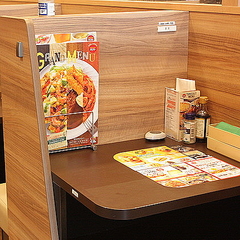 ガスト ひとり客 向けボックス席が話題に 電源やwi Fiも完備 ライブドアニュース