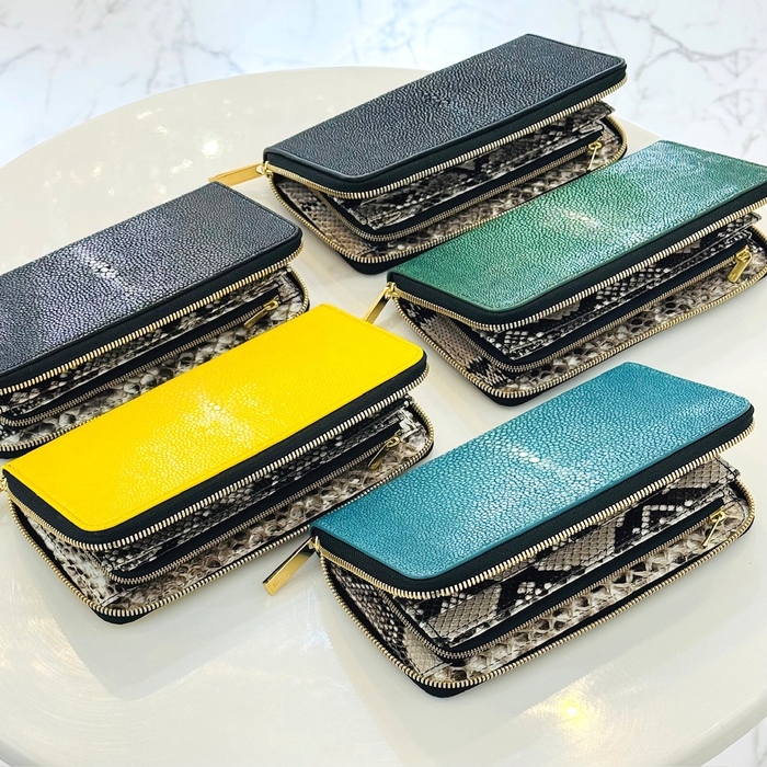 外がガルーシャ、中がALLパイソン！全5色　165,000円（税込）