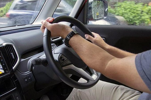 間違っている人だらけ 車の正しいハンドルの握り方 ライブドアニュース