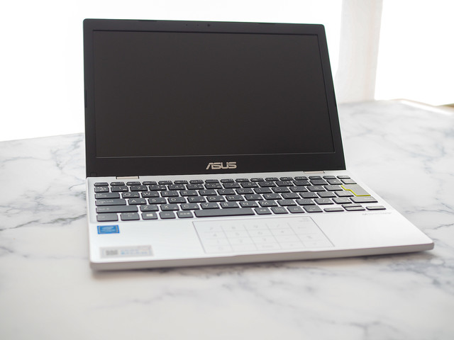 E210MA ASUS ノートパソコンコンパクト　小型　軽量　持ち運び ASUSの税込み3万円台の格安ノートPC「E210MA」のよい点と気になる点を