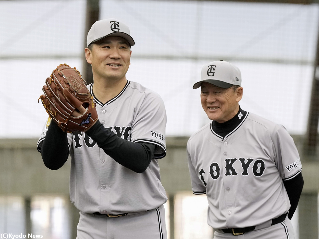 巨人・田中将大、久保康生コーチ(C)Kyodo News 