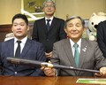 仁坂吉伸知事にバットを寄贈した筒香嘉智選手（左）=和歌山県庁