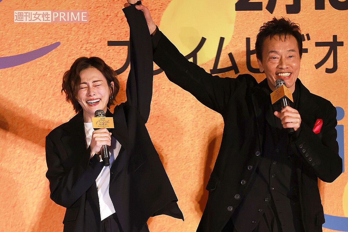2026年2月10日に行われた主演映画の試写会で、遠藤憲一に労われた米倉涼子（写真/産経ビジュアル）