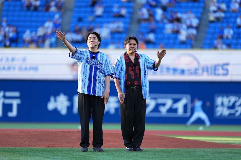  令和ロマン・比良くるまさんとオズワルド・伊藤俊介さんがセレモニアルピッチ（球団提供） 