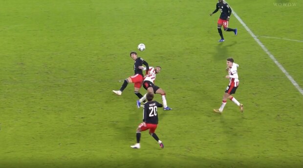 【写真・画像】吹っ飛ばした！？ 伊藤洋輝、目を疑う“まさかの光景”「すげえw」「強いな」相手エースをフィジカルで圧倒「強靭すぎる」　1枚目