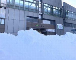 2025年2月5日、大雪から一夜明けた帯広駅の入り口