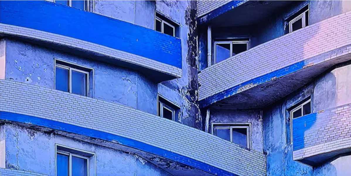 外壁に亀裂が入った未来科学者通りの銀河レジデンスタワー（RFA）