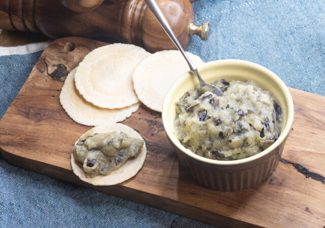 「茄子にこんな食べ方があったとは!」「貧乏人のキャビア!?」簡単焼きナスのディップのレシピ