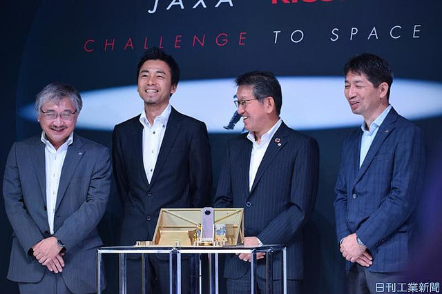 宇宙で使える!リコーとJAXAが開発した360度小型全天球カメラ