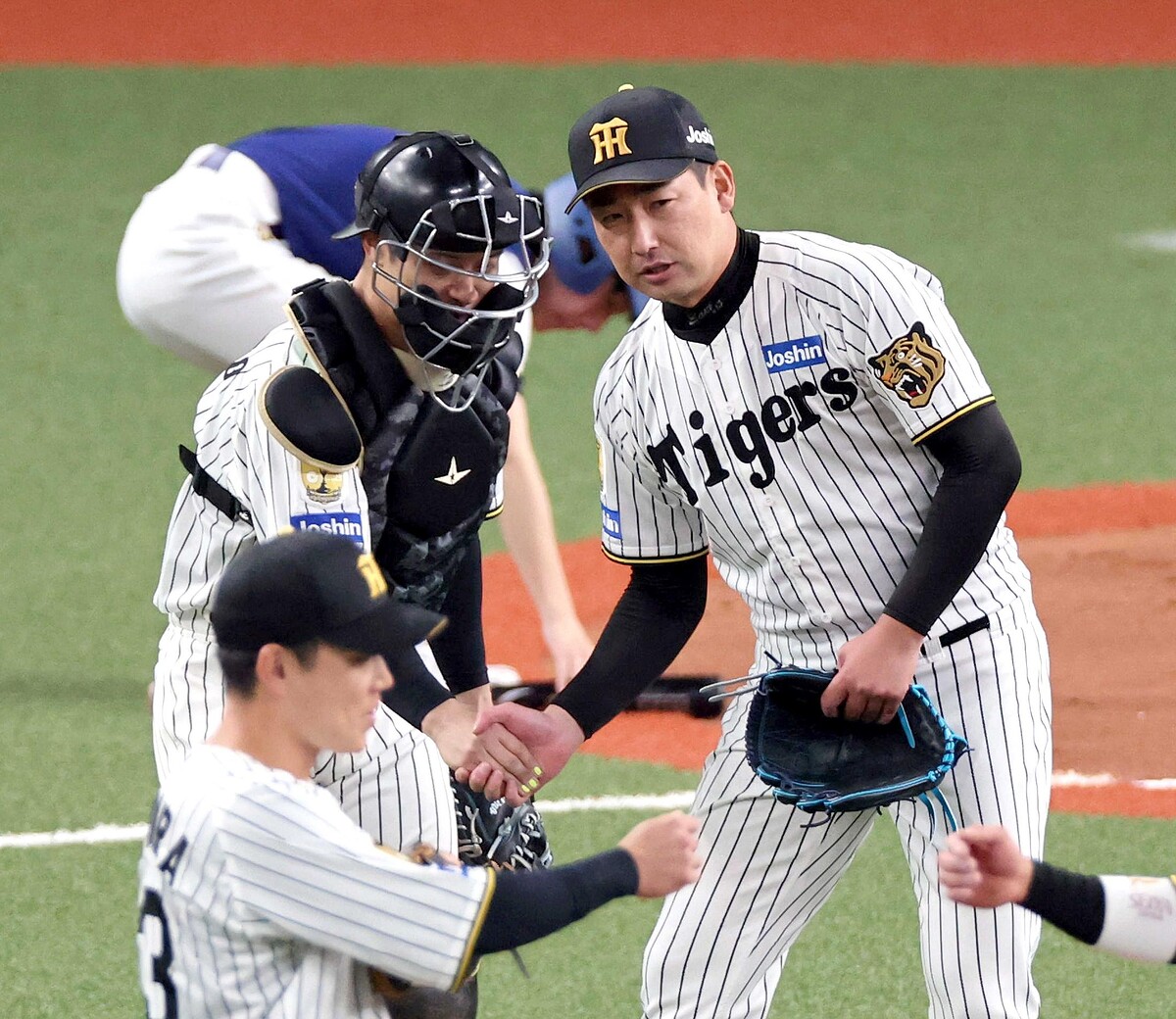 試合を締め、坂本(左)と握手する岩崎(撮影・山口登)