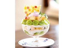 芸術的な見た目にうっとりする「桃とシャインマスカットのパフェ」(1580円) / deli&cake Cafe Milk Bush