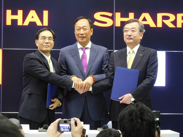 左から鴻海出身でシャープの戴社長、鴻海の郭会長、高橋前シャープ社長(16年8月)