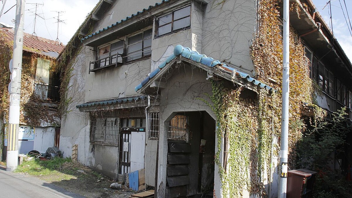 え、あそこに人が住んでるの？…東京23区・閑静な住宅地に佇む“ほぼ廃屋”の「ボロボロ一戸建て」。土地の価値は〈1億円超〉なのに、年金わずか月6万円・69歳家主が「決して手放さない」ワケ【CFPの助言】 - ライブドアニュース