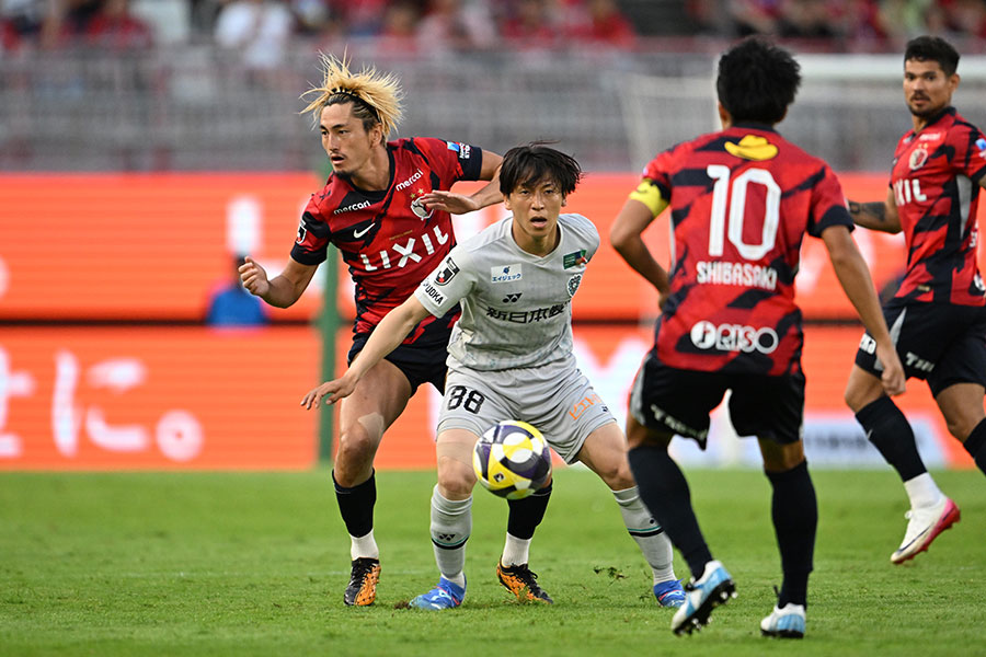 鹿島・鈴木優磨と競り合う福岡・松岡大起【写真:徳原隆元】