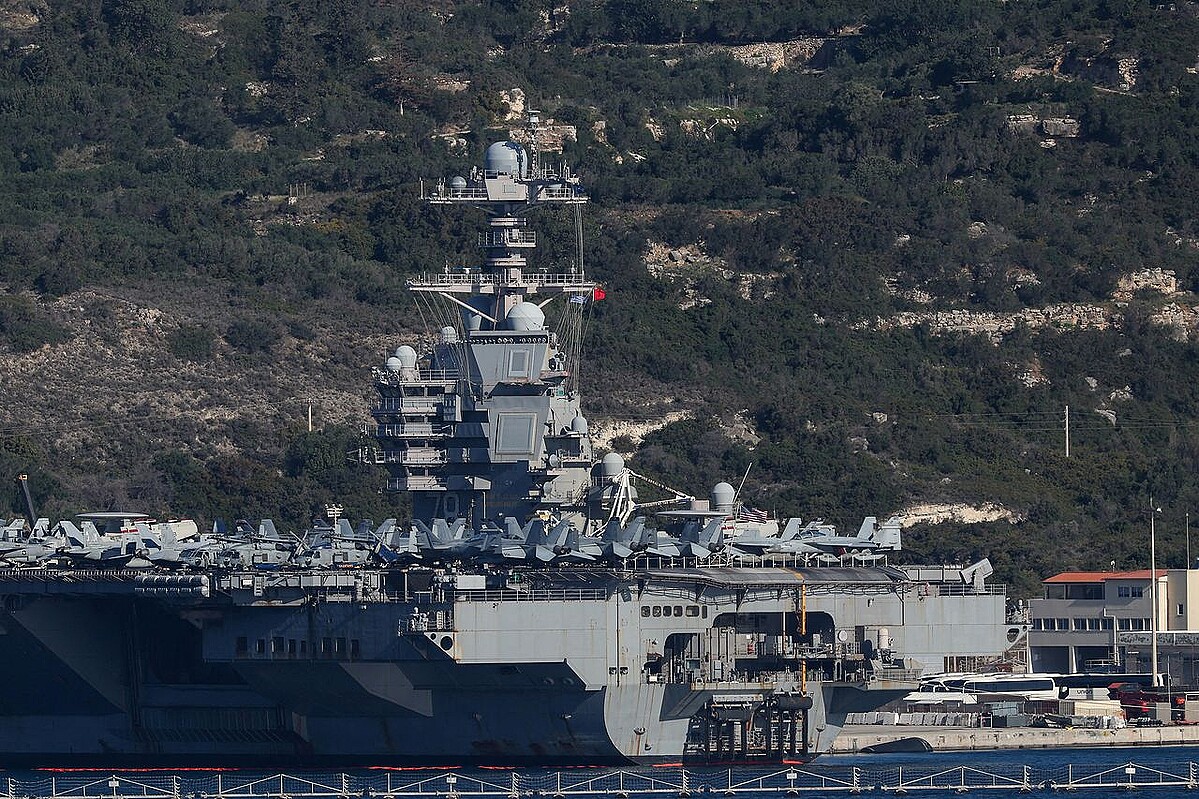 24日（現地時間）、ギリシャのクレタ島で捕捉された米空母「フォード」 ［ロイター＝聯合ニュース］