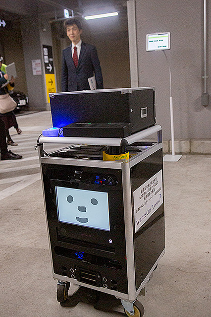 ロボットが自分でエレベータを呼んでフロアを行き来します 巡回 見守り 配達ロボットと通信の実証実験をwcpが公開 ライブドアニュース