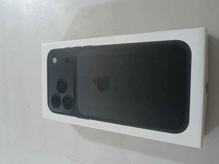 著名リーカーが公開 iPhone 17 Proに酷似したニセモノのAndroid製品