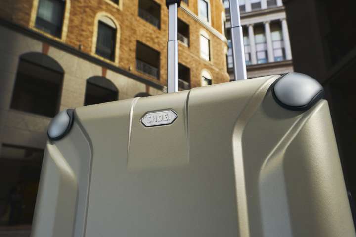 ヘルメットのSHOEIが手掛けるスーツケース。共通点はもちろん"守る"こと