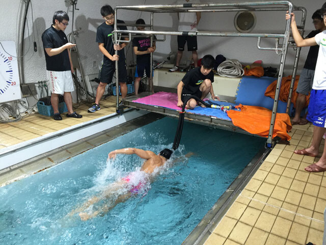 鹿屋体育大学で定期的に行なっていた、流水プールを使ったVO2max(最大酸素摂取量)測定の様子。運動中に身体が取り込み、利用できる酸素量の最大値を測定し、持久力の状態やトレーニング効果を確認していました