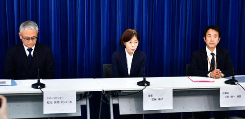 職員の逮捕を受けた会見で説明する、左から松元良祐スポーツセンター長、安保華子理事、小形修一広報局長（撮影・松尾幸之介）