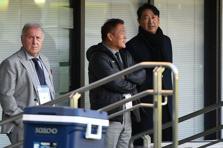 鹿島のフットボールアドバイザーを務める鈴木満氏（写真中央）がシーズン移行について見解【写真：アフロ】
