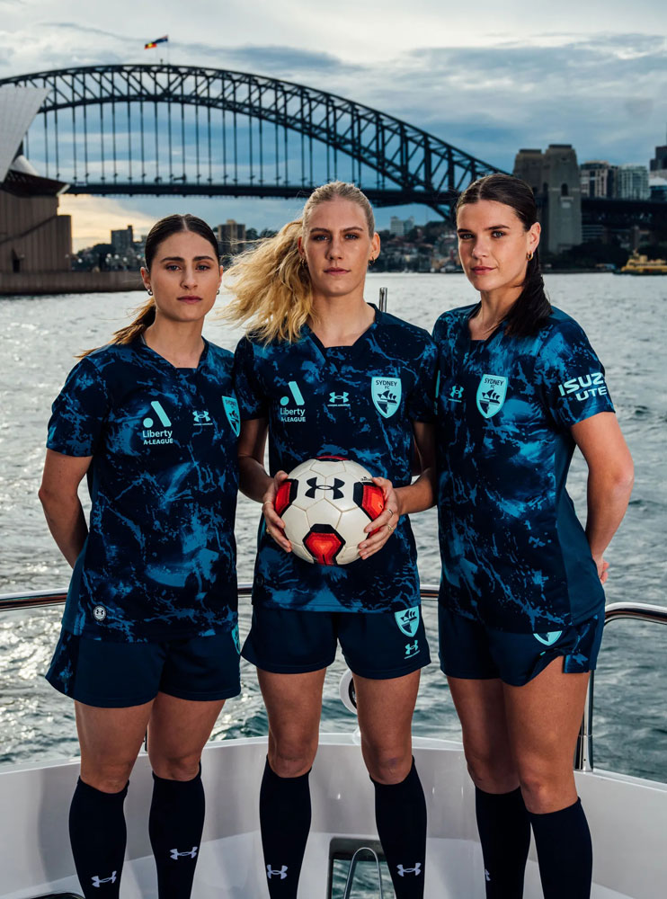 三浦カズの古巣！シドニーFCに美しき新ユニが登場 港の「水しぶき」を