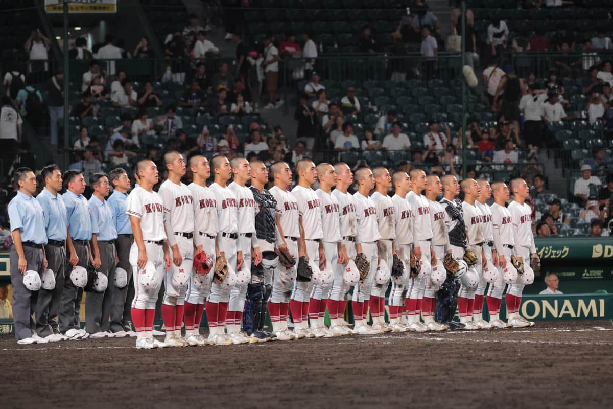 整列する広陵ナイン。初戦突破後に出場辞退に追い込まれた（写真：スポーツ報知/アフロ）
