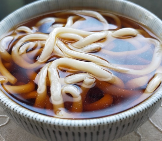 そんなことある!? うどんを注文したら「なぜか不味い。旨みが全く無い」　会計時に「ダシが入って無くてごめん」と事後報告された男性