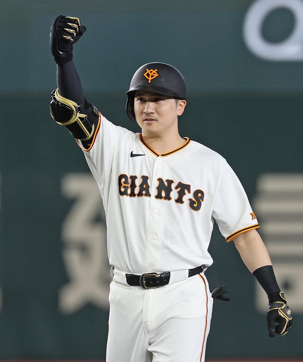 7回、2点二塁打を放ちポーズをとる泉口