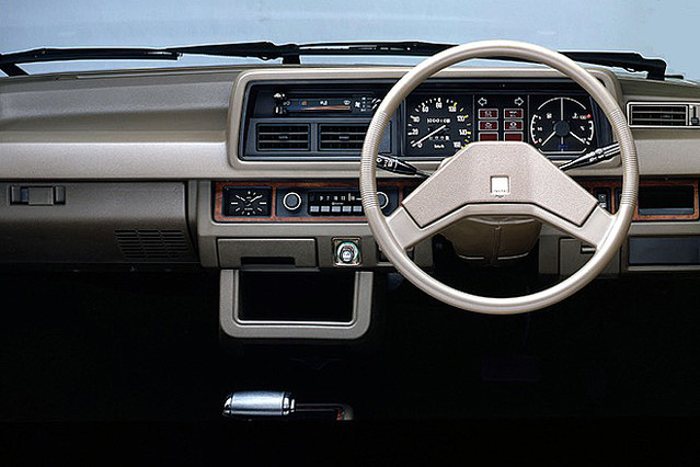 第1回cotyを獲得したマツダ ファミリア3ドア ハッチバック 当時 赤のxgが合言葉に ライブドアニュース